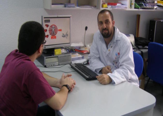 Farmacéutico entrevistando a un paciente